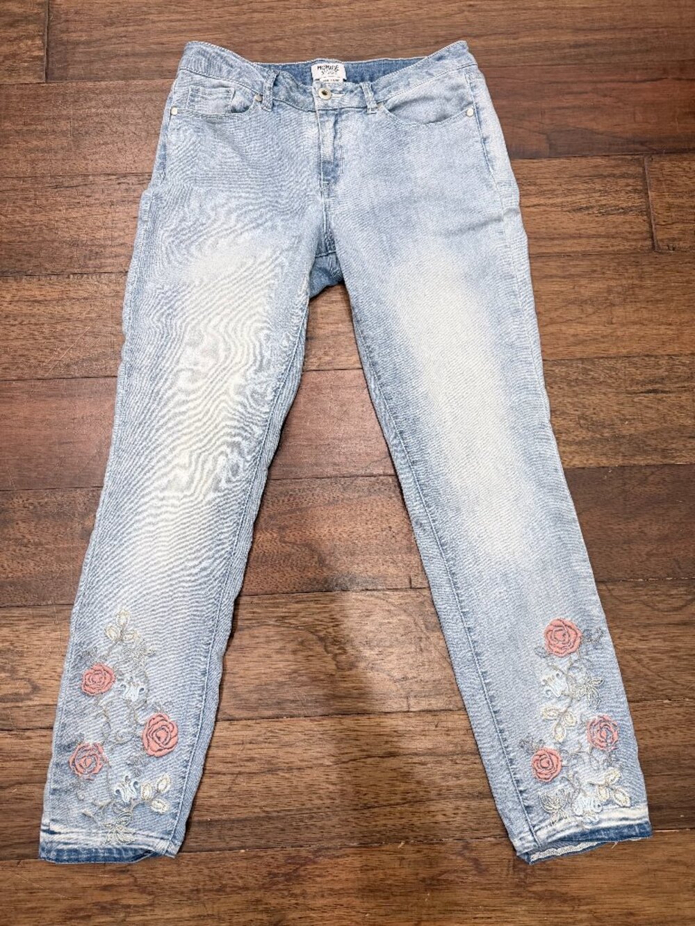 Monroe & Main Floral Embroidered Girlfriend Jeans 6 Tapered Light Wash